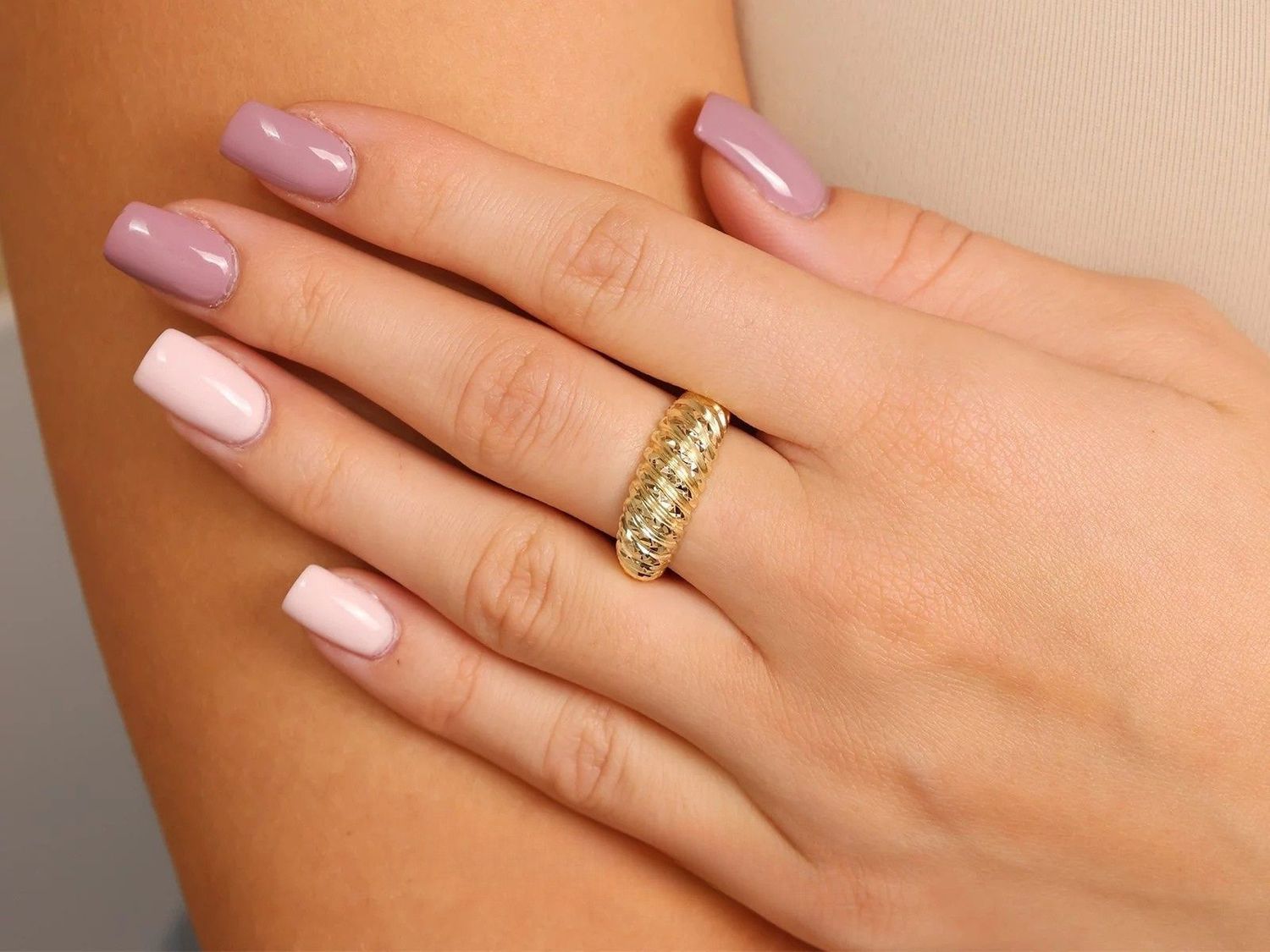 Elegancki złoty pierścionek skręcony obrączkowy damski bez kamieni. Kolekcja Trendy  Eternity – błyszcząca powierzchnia, modny wzór, idealny na prezent.1.jpg